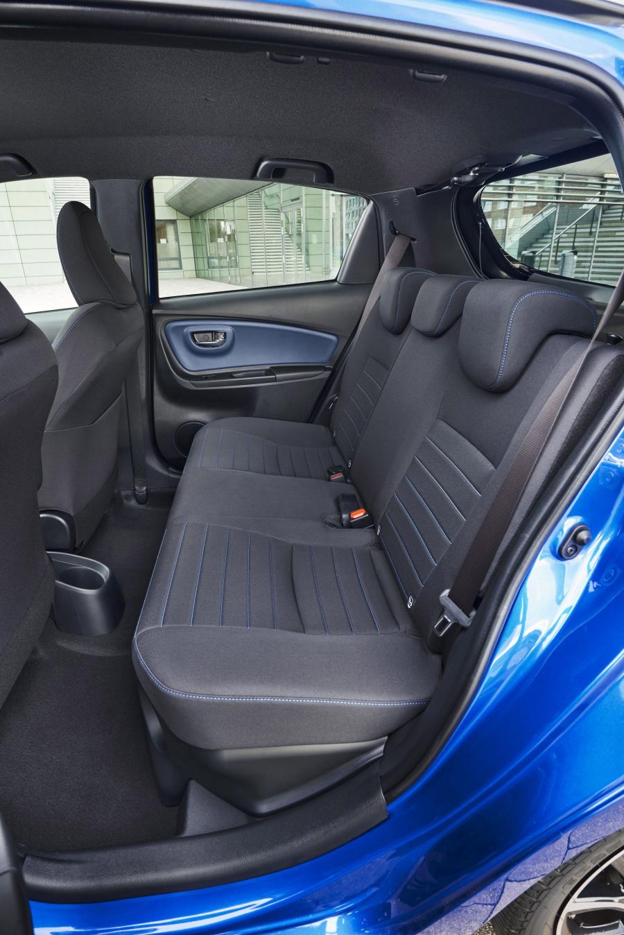 Интерьер Toyota Yaris Hybrid Bi-Tone 2017 года  (фото 18 из 42)